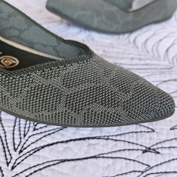 EUC Rothy's The Point Safari Green Giraffe Women’s Size 6.5 - Picture 3 of 16